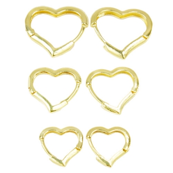 Kit com 3 pares de brincos estilo tranqueta folheados a ouro em forma de coração