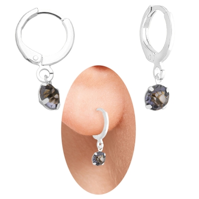 Brinco estilo tranqueta folheado a prata com strass de 5 mm na cor lilás