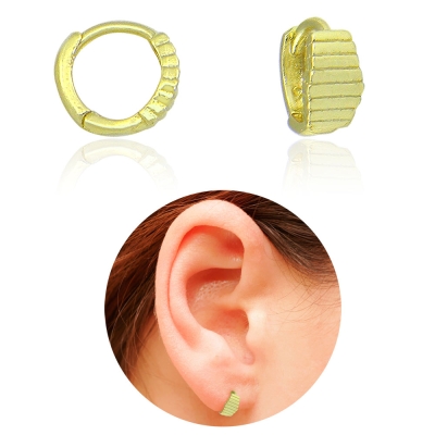 Brinco argolinha articulada folheado a ouro com detalhes estriados