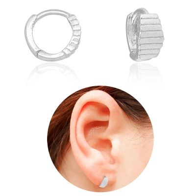 Brinco argolinha articulada folheado a prata com detalhes estriados