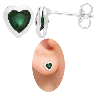 Brinco folheado a prata em forma de coração com pedra acoplada de strass verde