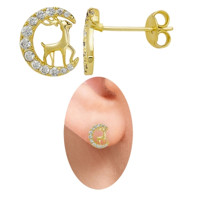 Brinco folheado a ouro com micro zircônias cravejadas contendo um cervo no centro