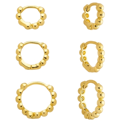 Kit com 3 pares de brinco de argola folheados a ouro com detalhes em forma de bolinha