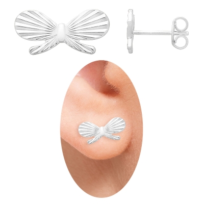 Brinco folheado a prata em forma de borboleta com detalhes diamantados