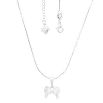 Gangantilha folheada a prata e pingente em forma de lacinho com detalhes em alto relevo