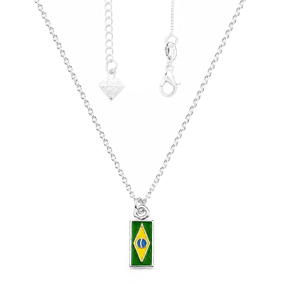 Gargantilha folheada a prata com pingente em forma da bandeira do Brasil