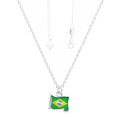Gargantilha folheada a prata com pingente em forma da bandeira do Brasil ondulada